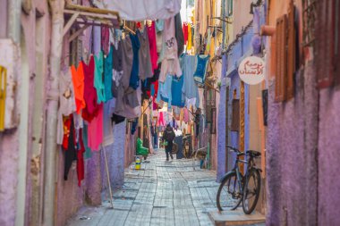 Casablanca, Fas: 09 / 10 / 2019: Fas şehir merkezindeki ana caddeden biri. Sokaklar kalabalık, insanlarla ve sokak pazarlarıyla dolu. Güneşli bir günde Kazablanka 'nın merkezindeki insanlar.