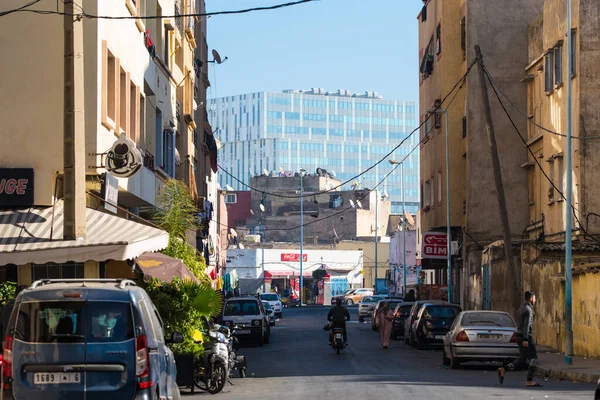 Casablanca, Fas: 09 / 07 / 2019: Bir yaz gününde Fas, Kazablanka şehir merkezinde trafik. Sokaklar kalabalık ve araba dolu..