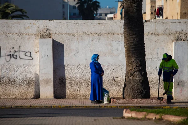 Casablanca, Fas: 09 / 07 / 2019: Güneşli bir günde Kazablanka şehir merkezinde başı örtülü bir Müslüman kadının portresi. Doğu pazarının caddelerinden geçen kadın.