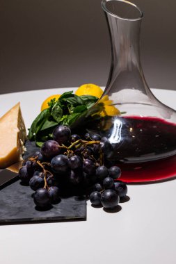 Beyaz arka planda az miktarda şarap, üzüm ve parmesan peyniri (italyan peyniri) içerir. Taze meyve ve peynir ve lezzetli bir İtalyan şarabı. Sağlıklı ve geleneksel İtalyan yemekleri..