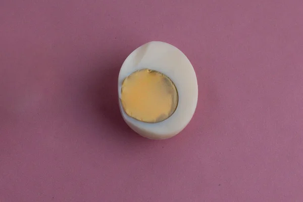 意大利传统健康食品的最低成分 鲜嫩的褐色鸡蛋 生的和熟的 用黄色的蛋黄和白色的鸡蛋 蛋白质早餐 天然健康食品和有机耕作概念 — 图库照片