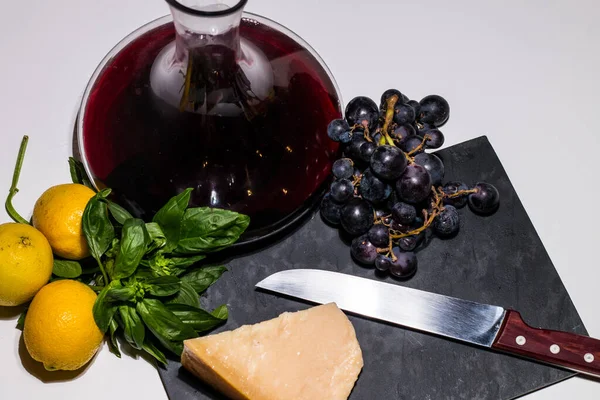 Composição Mínima Alimentos Vinho Uva Parmigiano Queijo Italiano Sobre Fundo — Fotografia de Stock