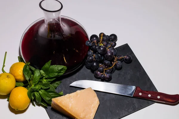 Composição Mínima Alimentos Vinho Uva Parmigiano Queijo Italiano Sobre Fundo — Fotografia de Stock