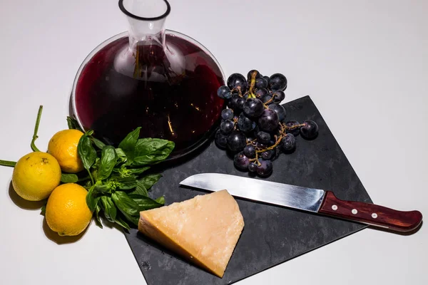 Composición Mínima Vino Uva Parmesano Queso Italiano Sobre Fondo Blanco —  Fotos de Stock