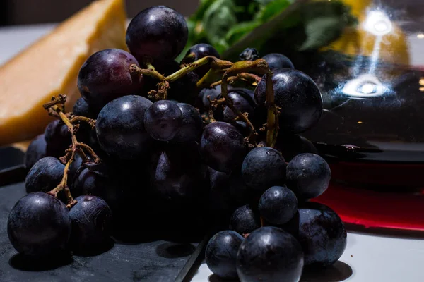 Composição Mínima Alimentos Vinho Uva Parmigiano Queijo Italiano Sobre Fundo — Fotografia de Stock