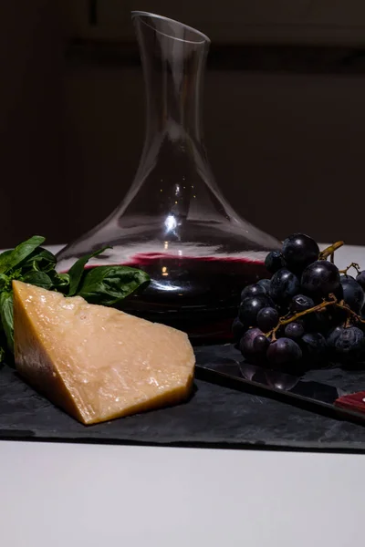 Minimale Essenszusammensetzung Aus Wein Trauben Und Parmigiano Italienischer Käse Auf — Stockfoto