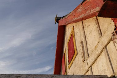 Portekiz, Lizbon 'daki Costa da Caparica sahilindeki güzel karakteristik ahşap ev. Gün batımında sahilde küçük bir köy. Atlantik Okyanusu 'na bakıyor. Sahilde terk edilmiş bir bina.