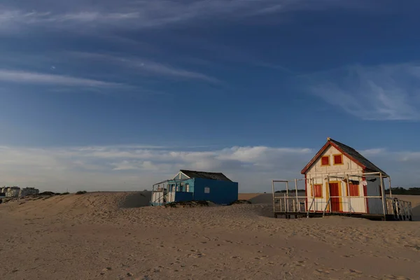 Vackert Karaktäristiskt Trähus Längs Strandkanten Vid Costa Caparica Lissabon Portugal — Stockfoto