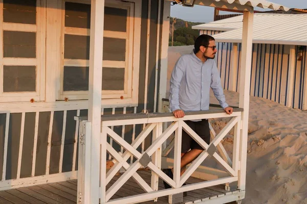 Een Knappe Jongeman Poserend Onder Veranda Van Een Typisch Huisje — Stockfoto