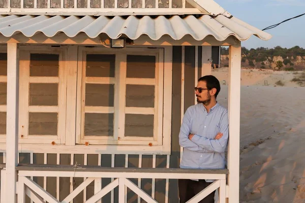 Een Knappe Jongeman Poserend Onder Veranda Van Een Typisch Huisje — Stockfoto