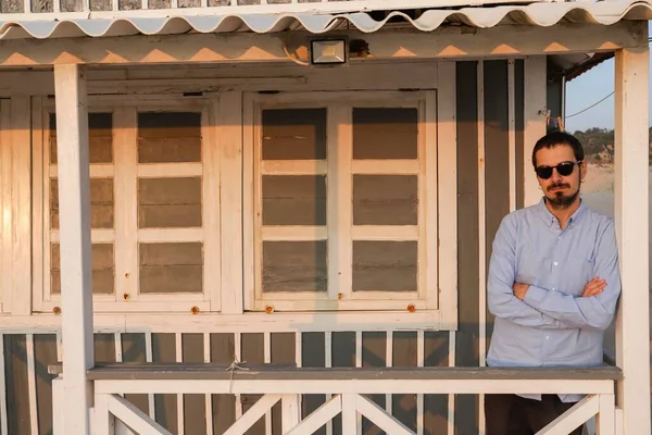 Een Knappe Jongeman Poserend Onder Veranda Van Een Typisch Huisje — Stockfoto