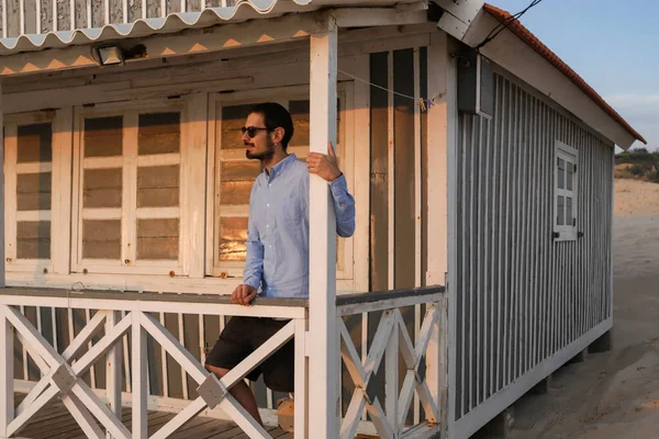 Een Knappe Jongeman Poserend Onder Veranda Van Een Typisch Huisje — Stockfoto