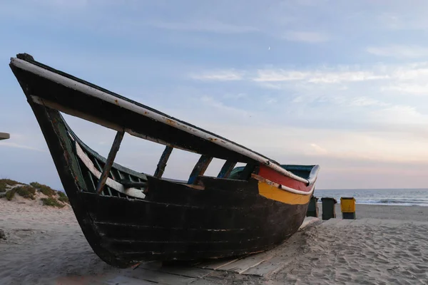 Krásná Vrak Plachetnice Opuštěné Podél Pláže Costa Caparica Během Dramatického — Stock fotografie