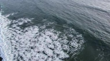 Costa da Caparica, Lizbon, Portekiz 'de Atlantik Okyanusu' nda günbatımının görüntüsü. Gün batımında kumsalın havası ve gün batımı.