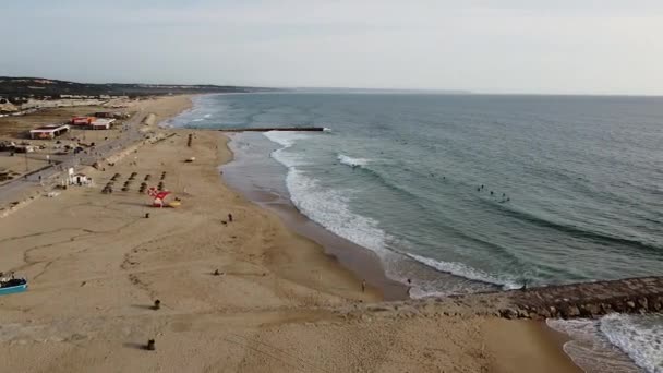 Vídeo Aéreo Movimiento Puesta Sol Océano Atlántico Costa Caparica Lisboa — Vídeo de stock