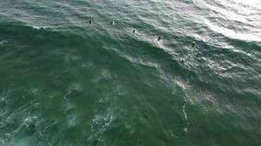 Costa da Caparica, Lizbon, Portekiz 'de Atlantik Okyanusu' nda günbatımının görüntüsü. Gün batımında kumsalın havası ve gün batımı.