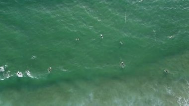 Costa da Caparica, Lizbon, Portekiz 'de Atlantik Okyanusu' nda günbatımının görüntüsü. Gün batımında kumsalın havası ve gün batımı.
