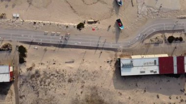 Costa da Caparica, Lizbon, Portekiz 'de Atlantik Okyanusu' nda günbatımının görüntüsü. Gün batımında kumsalın havası ve gün batımı.