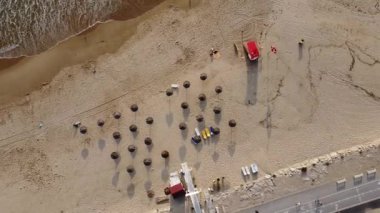 Costa da Caparica, Lizbon, Portekiz 'de Atlantik Okyanusu' nda günbatımının görüntüsü. Gün batımında kumsalın havası ve gün batımı.