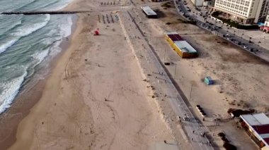 Costa da Caparica, Lizbon, Portekiz 'de Atlantik Okyanusu' nda günbatımının görüntüsü. Gün batımında kumsalın havası ve gün batımı.