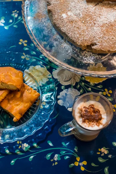 Der Leckere Hausgemachte Zimtkuchen Mit Zucker Dazu Eine Tasse Frischen — Stockfoto