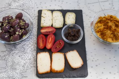 Farklı çeşit lezzetli peynirli tabaklar, domatesli ekmek, peynir ve pastırma. Taze İtalyan bruschetta ve siyah zeytin ile humusu ayırın.