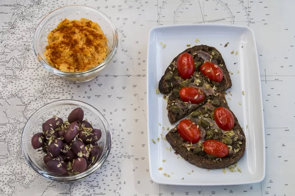 Köstliche Italienische Bruschetta Mit Geröstetem Brot Und Mit Kirschtomaten Basilikum — Stockfoto