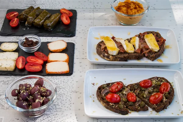 Tisch Mit Verschiedenen Tellern Leckerer Käse Italienische Bruschetta Mit Kirschtomaten — Stockfoto