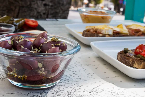 Tisch Mit Verschiedenen Tellern Leckerer Käse Italienische Bruschetta Mit Kirschtomaten — Stockfoto