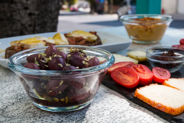 Tisch Mit Verschiedenen Tellern Leckerer Käse Italienische Bruschetta Mit Kirschtomaten — Stockfoto