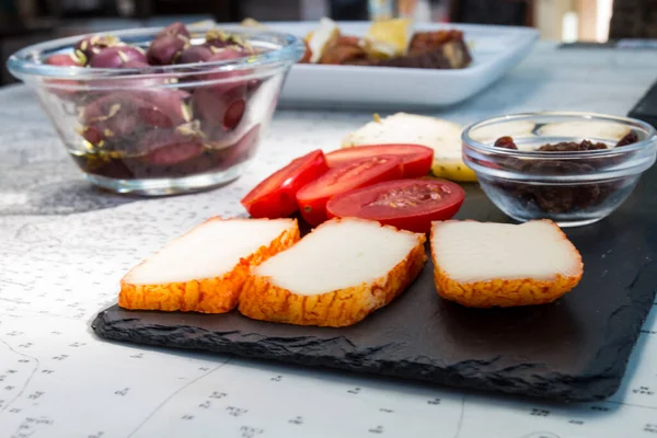 Различные Виды Вкусного Вкусного Сыра Помидорами Черри Изолированными Черными Греческими — стоковое фото