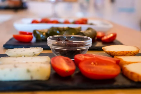 Verschiedene Arten Von Köstlichem Und Schmackhaftem Käse Mit Kirschtomaten Und — Stockfoto