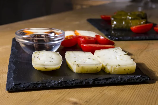 Verschiedene Arten Von Köstlichem Und Schmackhaftem Käse Mit Kirschtomaten Und — Stockfoto