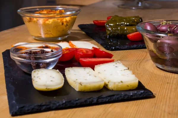 Verschillende Soorten Heerlijke Smakelijke Kaas Met Kerstomaten Geïsoleerde Zwarte Griekse — Stockfoto