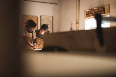 Küçük bir marangozluk atölyesinde birlikte çalışan genç bir çift marangoz keresteden yeni bir ev mobilyası tasarlıyor. Lizbon 'da kendi işlerini yürüten genç girişimciler.