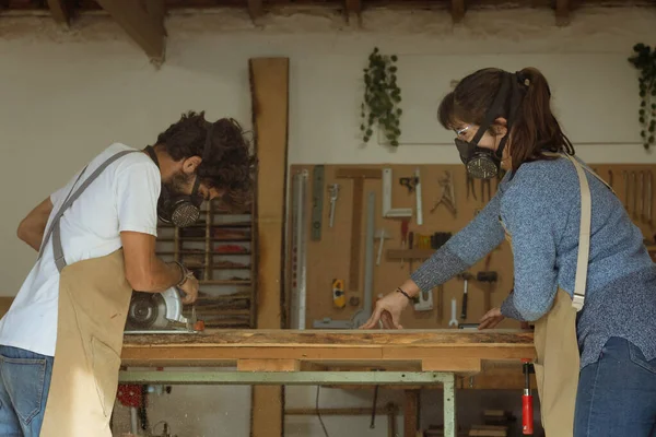 Junges Zimmererehepaar Das Einer Werkstatt Möbel Für Den Innenausbau Herstellt — Stockfoto