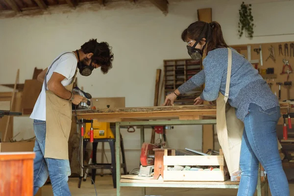 Una Joven Pareja Carpinteros Trabajando Juntos Pequeño Taller Carpintería Diseñando — Foto de Stock