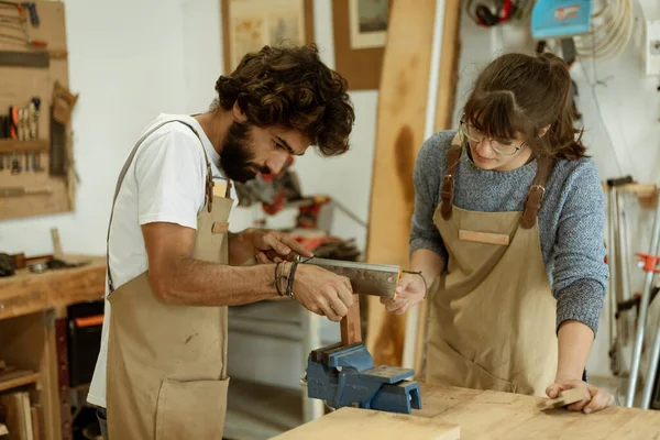 Pareja Joven Carpintero Trabajando Elaborando Con Madera Taller Muebles Construcción — Foto de Stock