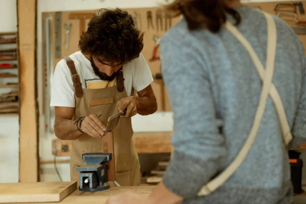 Joven Mujer Negocios Que Trabaja Como Carpintero Pequeño Taller Carpintería — Foto de Stock