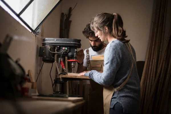 Una Joven Pareja Carpinteros Trabajando Juntos Pequeño Laboratorio Madera Usando —  Fotos de Stock