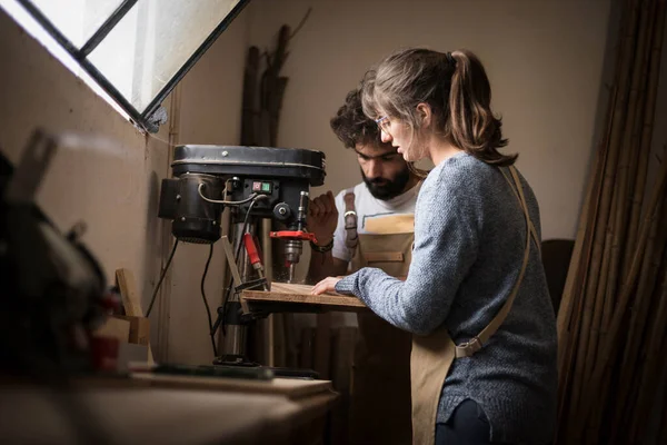 Una Joven Pareja Carpinteros Trabajando Juntos Pequeño Laboratorio Madera Usando — Foto de Stock