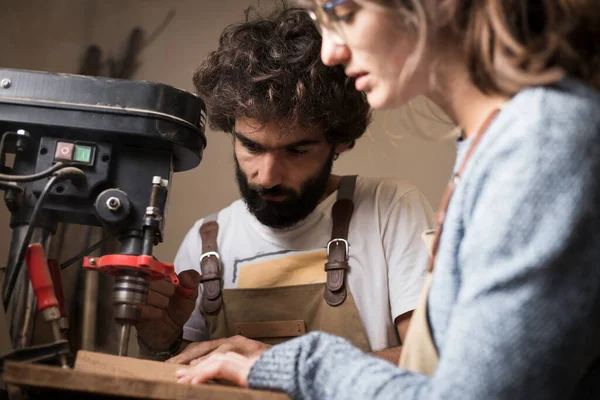 Una Joven Pareja Carpinteros Trabajando Juntos Pequeño Laboratorio Madera Usando — Foto de Stock