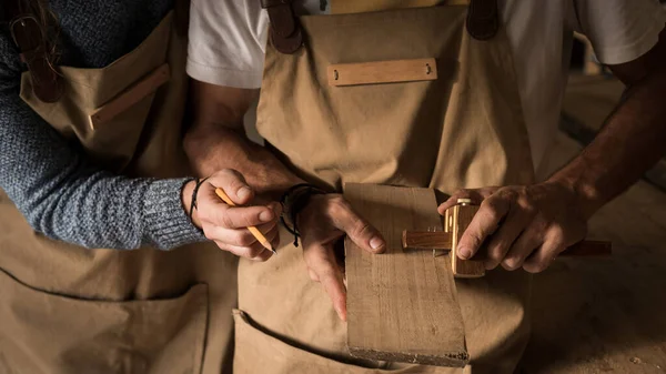 Primer Plano Dos Jóvenes Carpinteros Que Trabajan Pequeño Familiar Taller — Foto de Stock