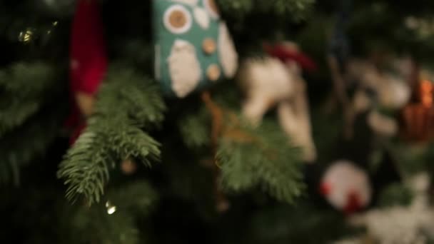 Decorated Christmas tree closeup. Red and golden balls and illuminated garland with flashlights. — Stock Footage Decorated Christmas tree closeup. Red and golden balls and illuminated garland with flashlights. Video Clip