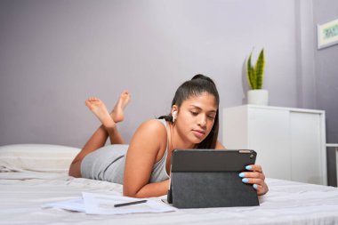 İnternette ders alan kız öğrenci ve evde Coronavirus için bilgisayarla ödev yapması....