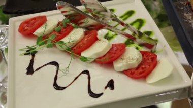 Tatil masasındaki lezzetli mezeler: domatesli mozzarella.
