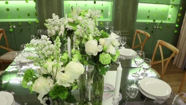 Дзеркальний Стіл Свічки Скляні Вази Білими Трояндами Хризантемами Тюльпанами Бузком — стокове відео