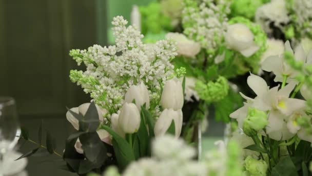 Branco Lilás Tulipas Brancas Orquídeas Com Folhas Verdes Mesa Festiva — Vídeo de Stock