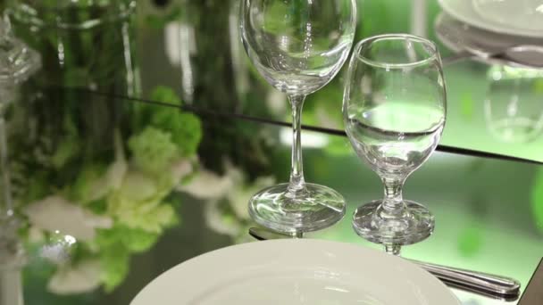 Glazen Wijnglazen Worden Geserveerd Een Gespiegelde Tafel — Stockvideo