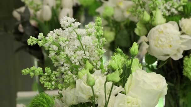 Branco Lilás Rosas Brancas Com Folhas Verdes Mesa Festiva Perto — Vídeo de Stock